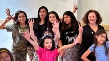 Profesoras y alumunos en taller de actuación infantil